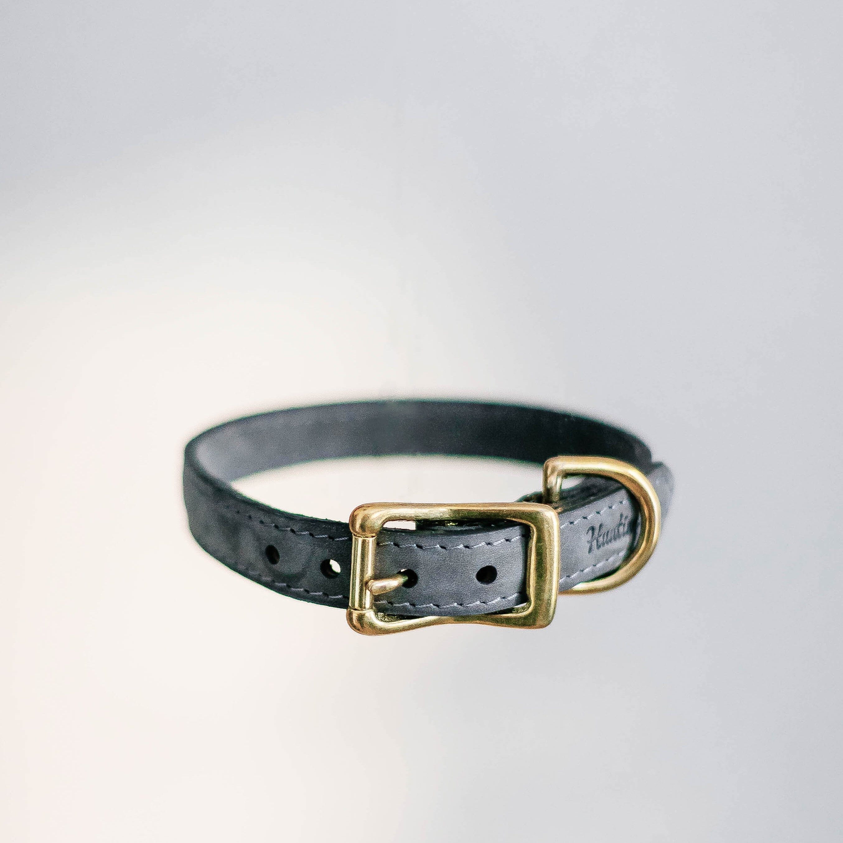 Classic straight pony-collar graphite