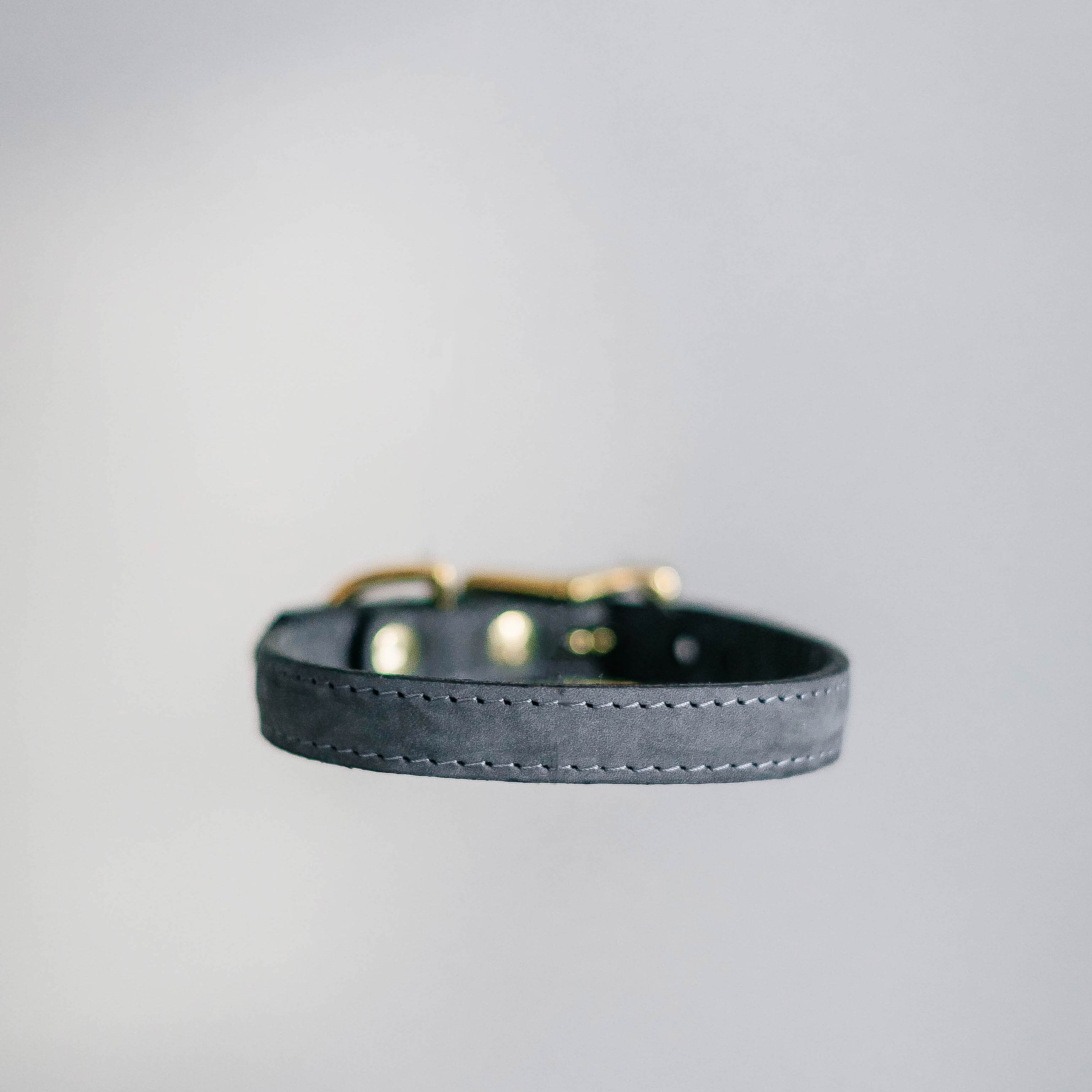 Classic straight pony-collar graphite