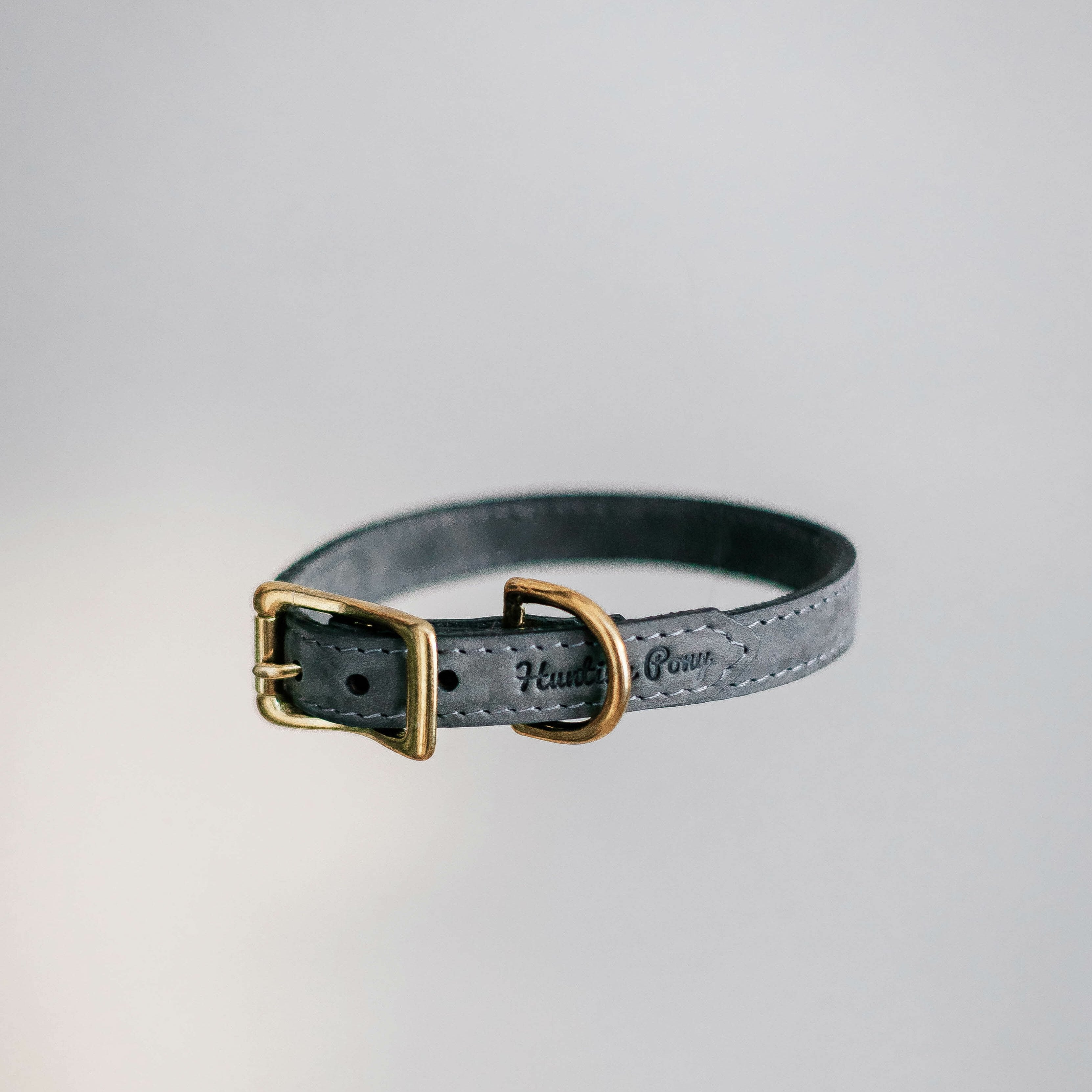 Classic straight pony-collar graphite